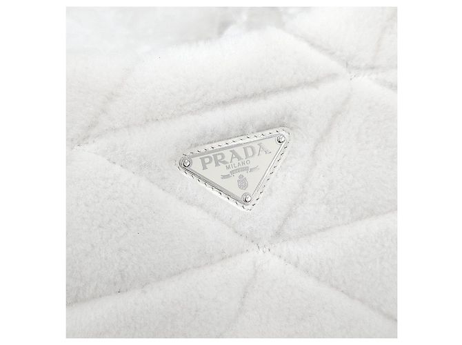 Prada Borsa a tracolla e spalla in shearling bianco con logo Triangle - vista 13