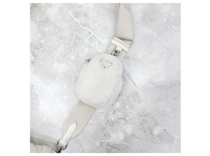 Prada Borsa a tracolla e spalla in shearling bianco con logo Triangle - vista 14