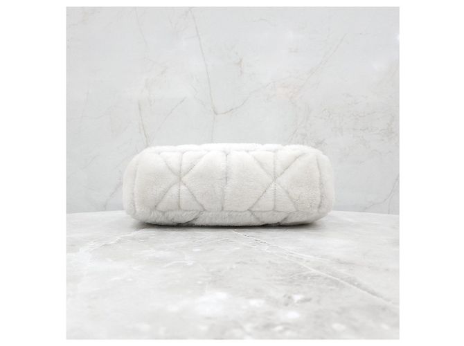 Prada Borsa a tracolla e spalla in shearling bianco con logo Triangle - vista 15