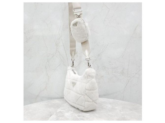 Prada Borsa a tracolla e spalla in shearling bianco con logo Triangle - vista 2