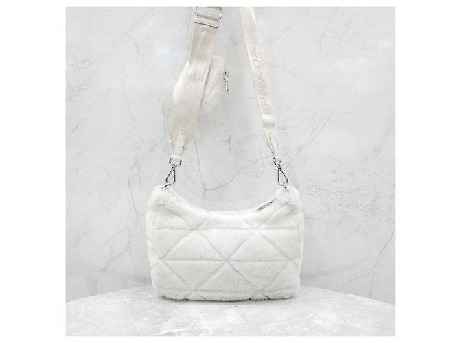 Prada Borsa a tracolla e spalla in shearling bianco con logo Triangle - vista 3