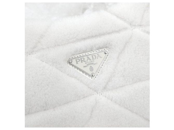 Prada Borsa a tracolla e spalla in shearling bianco con logo Triangle - vista 4