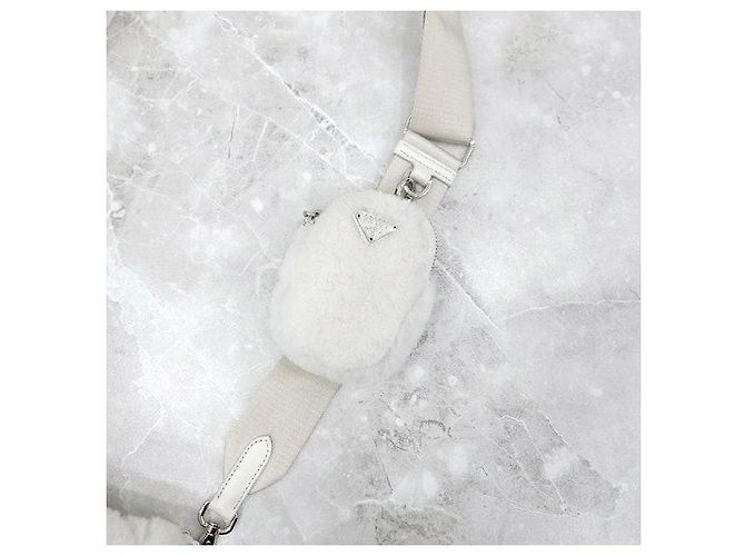 Prada Borsa a tracolla e spalla in shearling bianco con logo Triangle - vista 5