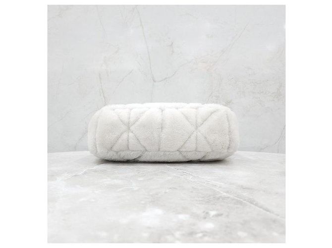 Prada Borsa a tracolla e spalla in shearling bianco con logo Triangle - vista 6