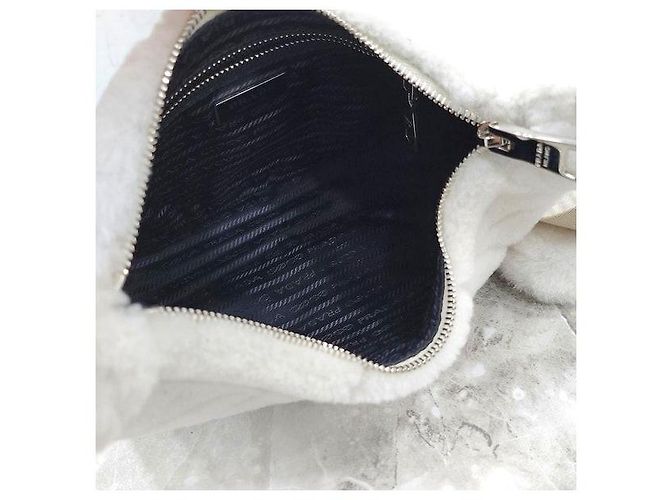 Prada Borsa a tracolla e spalla in shearling bianco con logo Triangle - vista 8