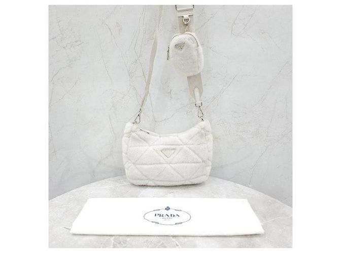 Prada Borsa a tracolla e spalla in shearling bianco con logo Triangle - vista 9