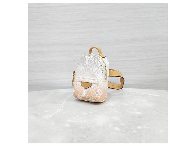 Louis Vuitton Bracciale Charm Monogram by the Pool - vista 10