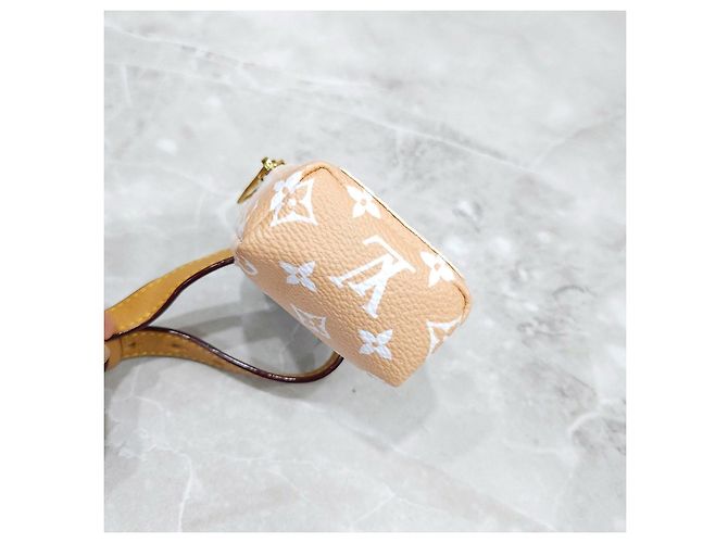 Louis Vuitton Bracciale Charm Monogram by the Pool - vista 15