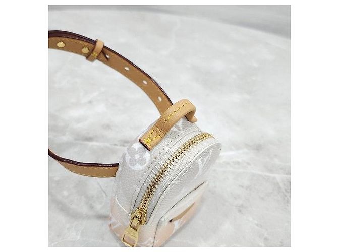 Louis Vuitton Bracciale Charm Monogram by the Pool - vista 4