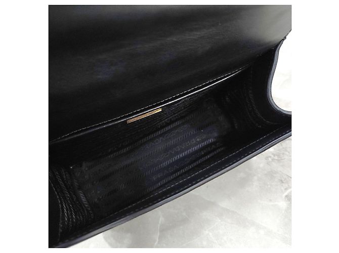 Prada Borsa a spalla a busta con catena in pelle Saffiano con logo Triangle - vista 15