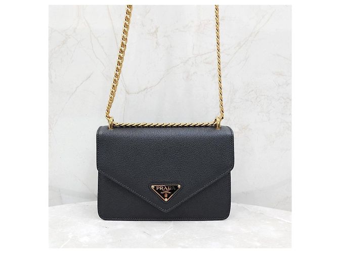 Prada Borsa a spalla a busta con catena in pelle Saffiano con logo Triangle - vista 9
