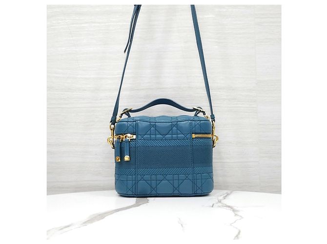 Dior Piccolo Beauty Case da Viaggio in Pelle di Agnello Cannage Blu - vista 13