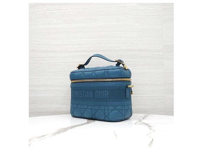 Dior Piccolo Beauty Case da Viaggio in Pelle di Agnello Cannage Blu - vista 2
