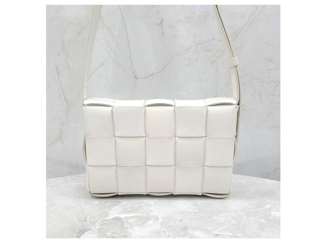 Bottega Veneta Borsa a tracolla Cassette Intrecciato bianca - vista 10