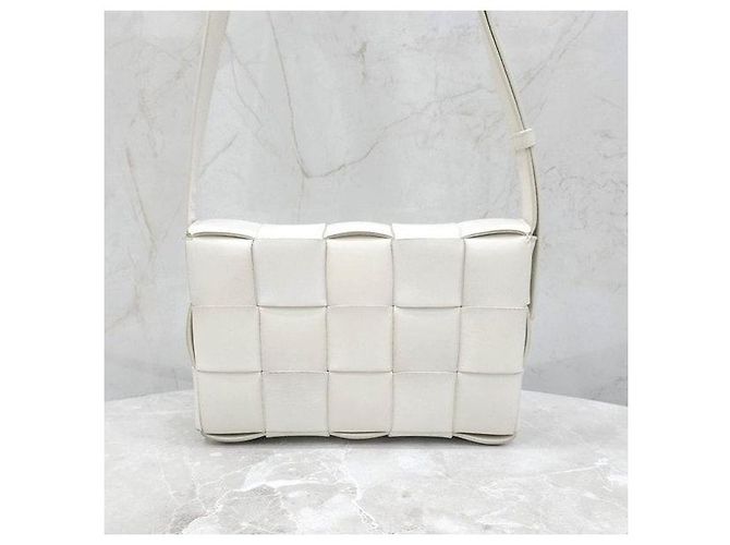 Bottega Veneta Borsa a tracolla Cassette Intrecciato bianca - vista 3