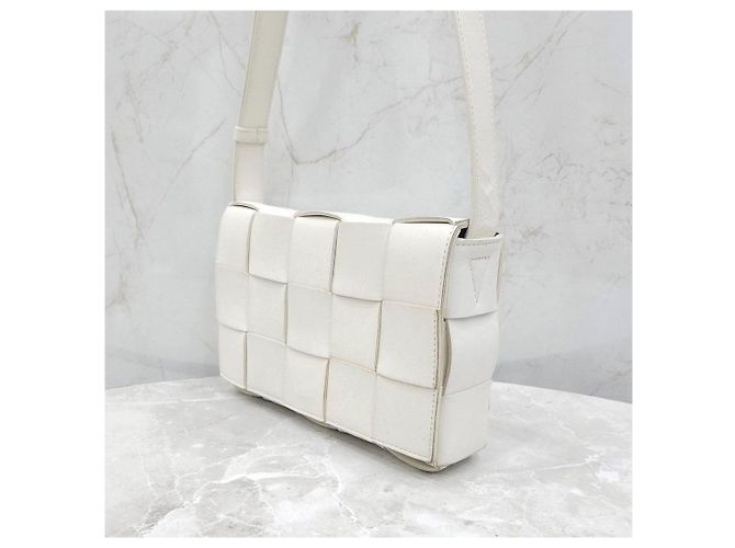 Bottega Veneta Borsa a tracolla Cassette Intrecciato bianca - vista 9
