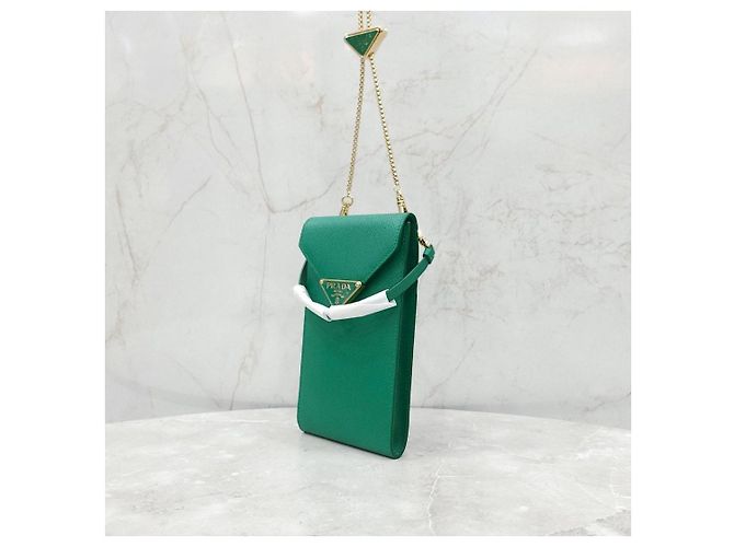 Prada Mini borsa a catena in pelle verde per telefono con logo Triangle - vista 10