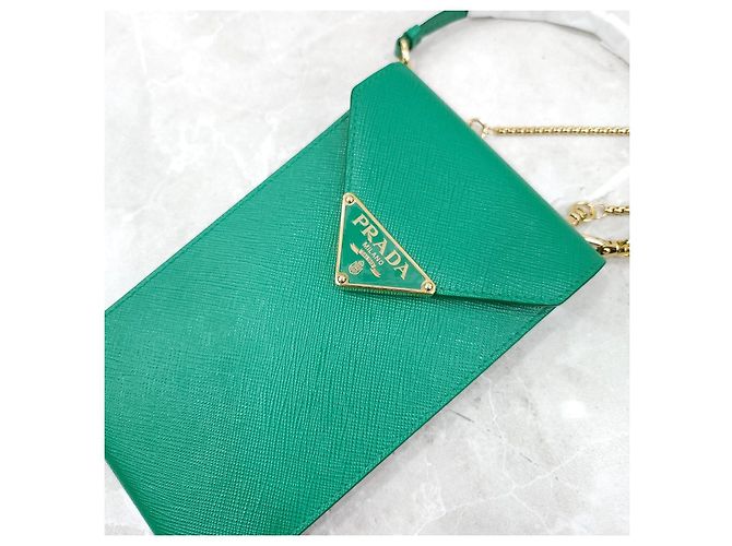 Prada Mini borsa a catena in pelle verde per telefono con logo Triangle - vista 13