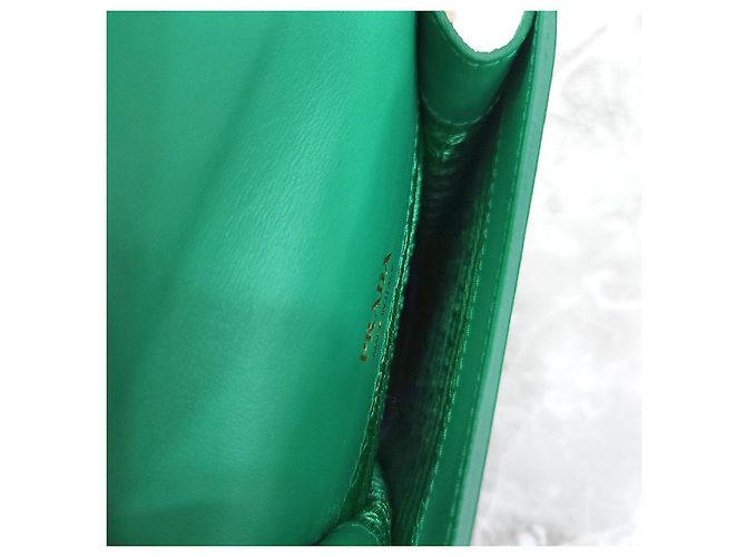 Prada Mini borsa a catena in pelle verde per telefono con logo Triangle - vista 14