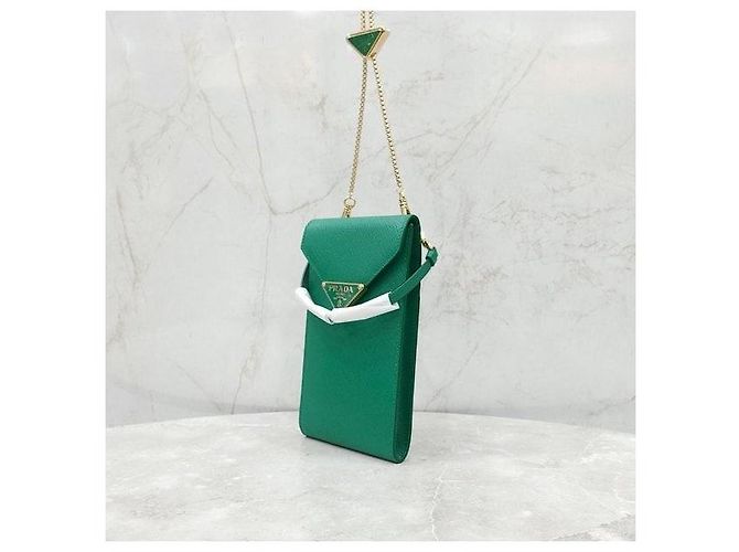 Prada Mini borsa a catena in pelle verde per telefono con logo Triangle - vista 2