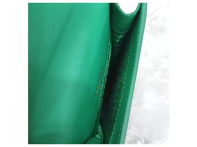 Prada Mini borsa a catena in pelle verde per telefono con logo Triangle - vista 6