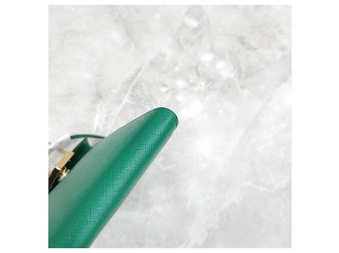 Prada Mini borsa a catena in pelle verde per telefono con logo Triangle - vista 7