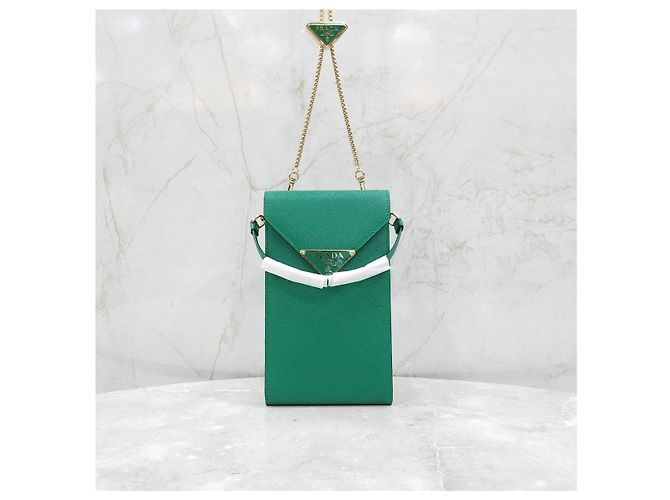 Prada Mini borsa a catena in pelle verde per telefono con logo Triangle - vista 9