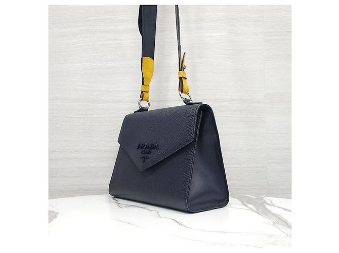 Prada Borsa a tracolla con patta in pelle Saffiano monocromatica - vista 2