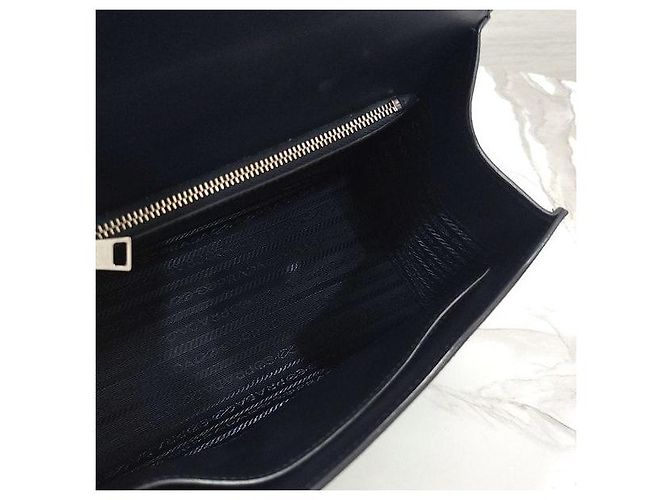 Prada Borsa a tracolla con patta in pelle Saffiano monocromatica - vista 9