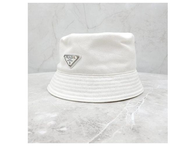 Prada Re-Nylon Bucket Hat mit weißem Dreiecks-Logo - Ansicht 2