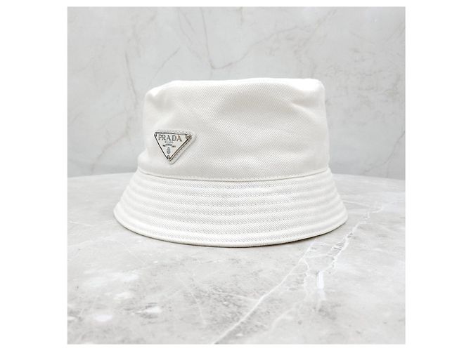 Prada Re-Nylon Bucket Hat mit weißem Dreiecks-Logo - Ansicht 8