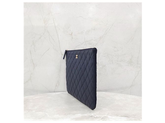Chanel Classic New Medium Clutch Navy Gold-Plated Caviar - vista 10