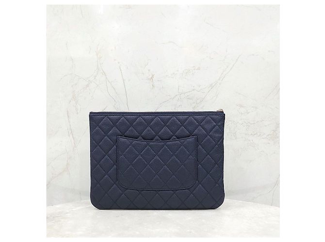 Chanel Classic New Medium Clutch Navy Gold-Plated Caviar - vista 11
