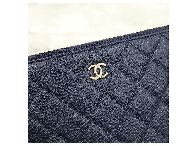 Chanel Classic New Medium Clutch Navy Gold-Plated Caviar - vista 12