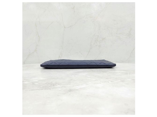 Chanel Classic New Medium Clutch Navy Gold-Plated Caviar - vista 13