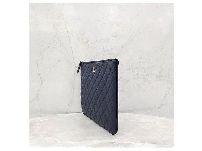 Chanel Classic New Medium Clutch Navy Gold-Plated Caviar - vista 2