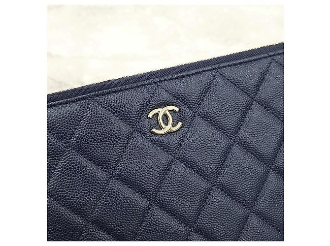 Chanel Classic New Medium Clutch Navy Gold-Plated Caviar - vista 4