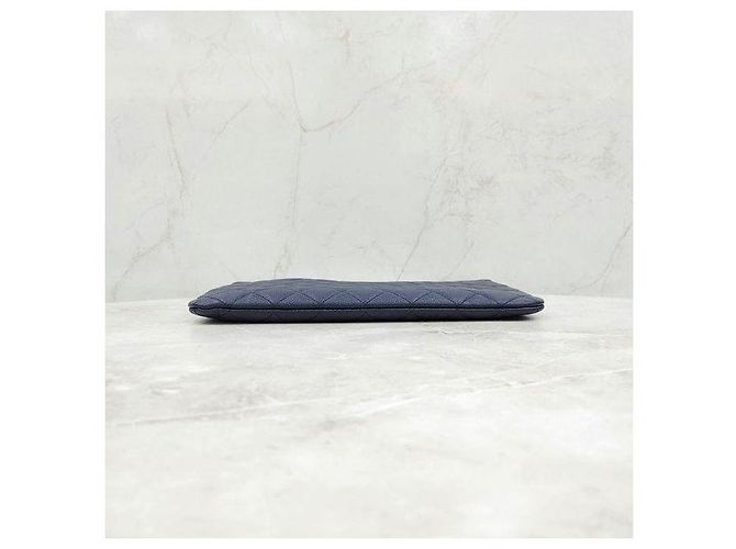 Chanel Classic New Medium Clutch Navy Gold-Plated Caviar - vista 5