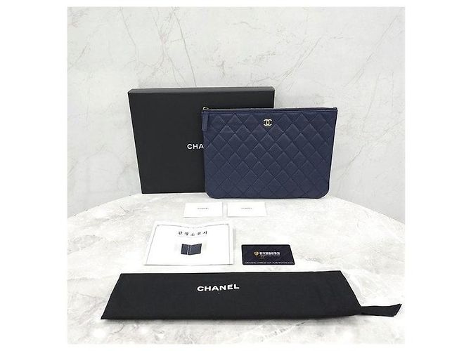 Chanel Classic New Medium Clutch Navy Gold-Plated Caviar - vista 8
