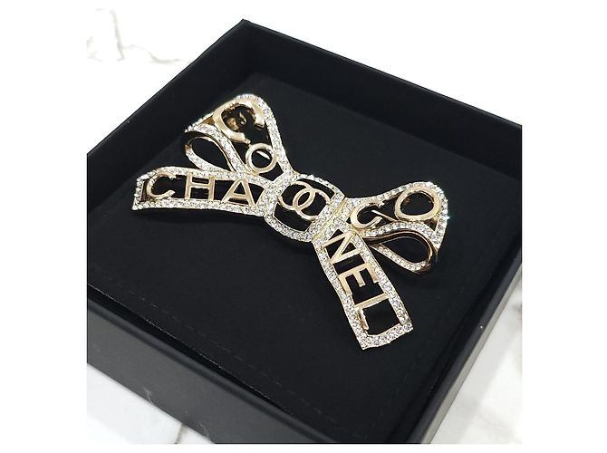 Chanel Spilla a fiocco di cristallo con logo a lettere - vista 11