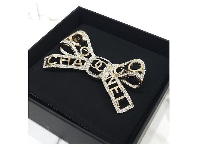 Chanel Spilla a fiocco di cristallo con logo a lettere - vista 5