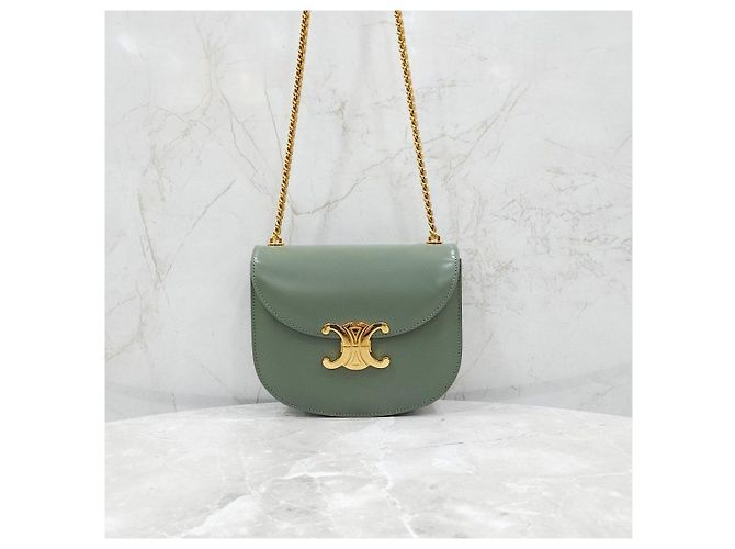 Céline Borsa a spalla con catena Kleia Versace - vista 11