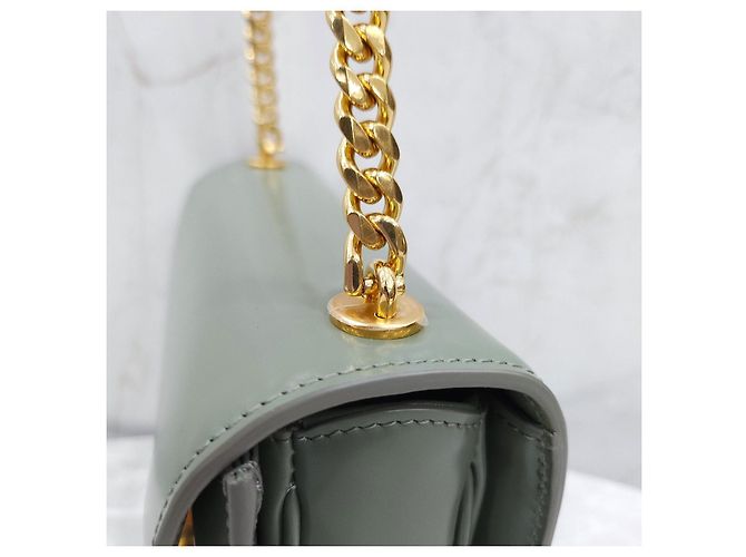 Céline Borsa a spalla con catena Kleia Versace - vista 14
