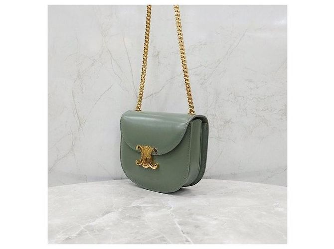 Céline Borsa a spalla con catena Kleia Versace - vista 2