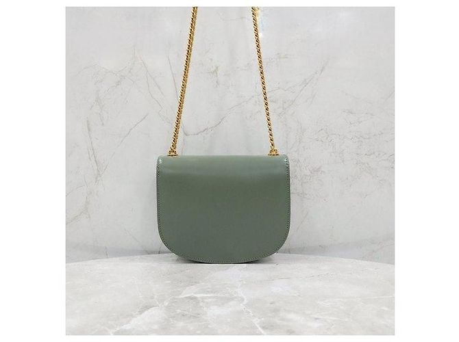 Céline Borsa a spalla con catena Kleia Versace - vista 3