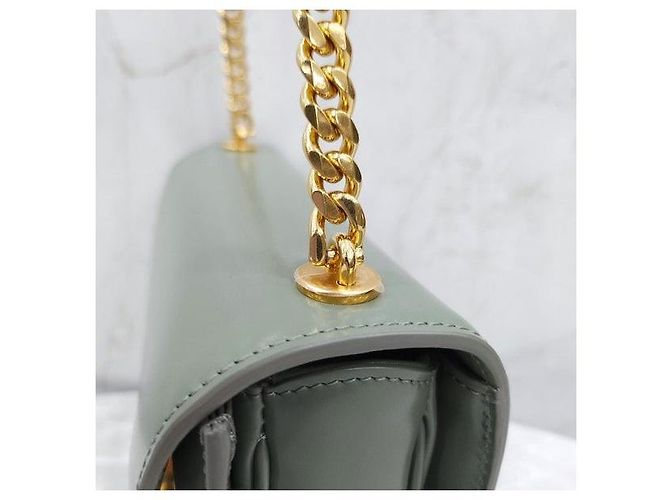 Céline Borsa a spalla con catena Kleia Versace - vista 4