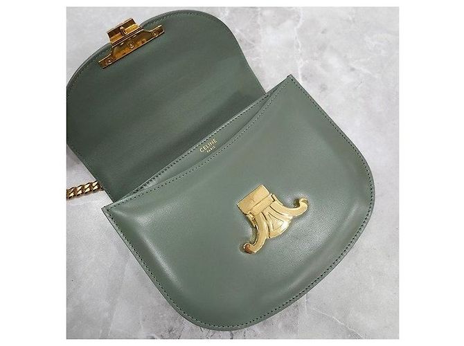 Céline Borsa a spalla con catena Kleia Versace - vista 6