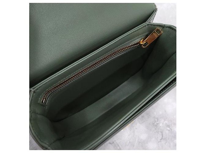Céline Borsa a spalla con catena Kleia Versace - vista 9