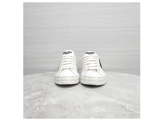 Prada Sneakers in gabardine bianca con logo Triangle - vista 2