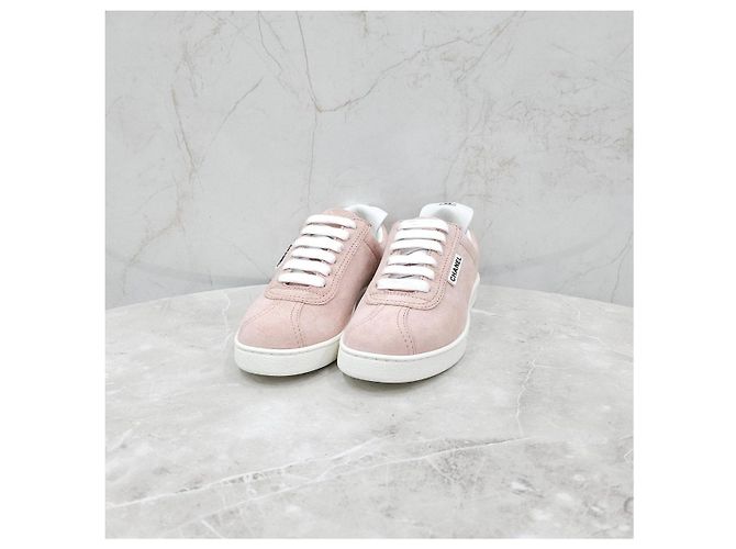 Chanel Rosa Wildleder-Sneaker mit Logo - Ansicht 10